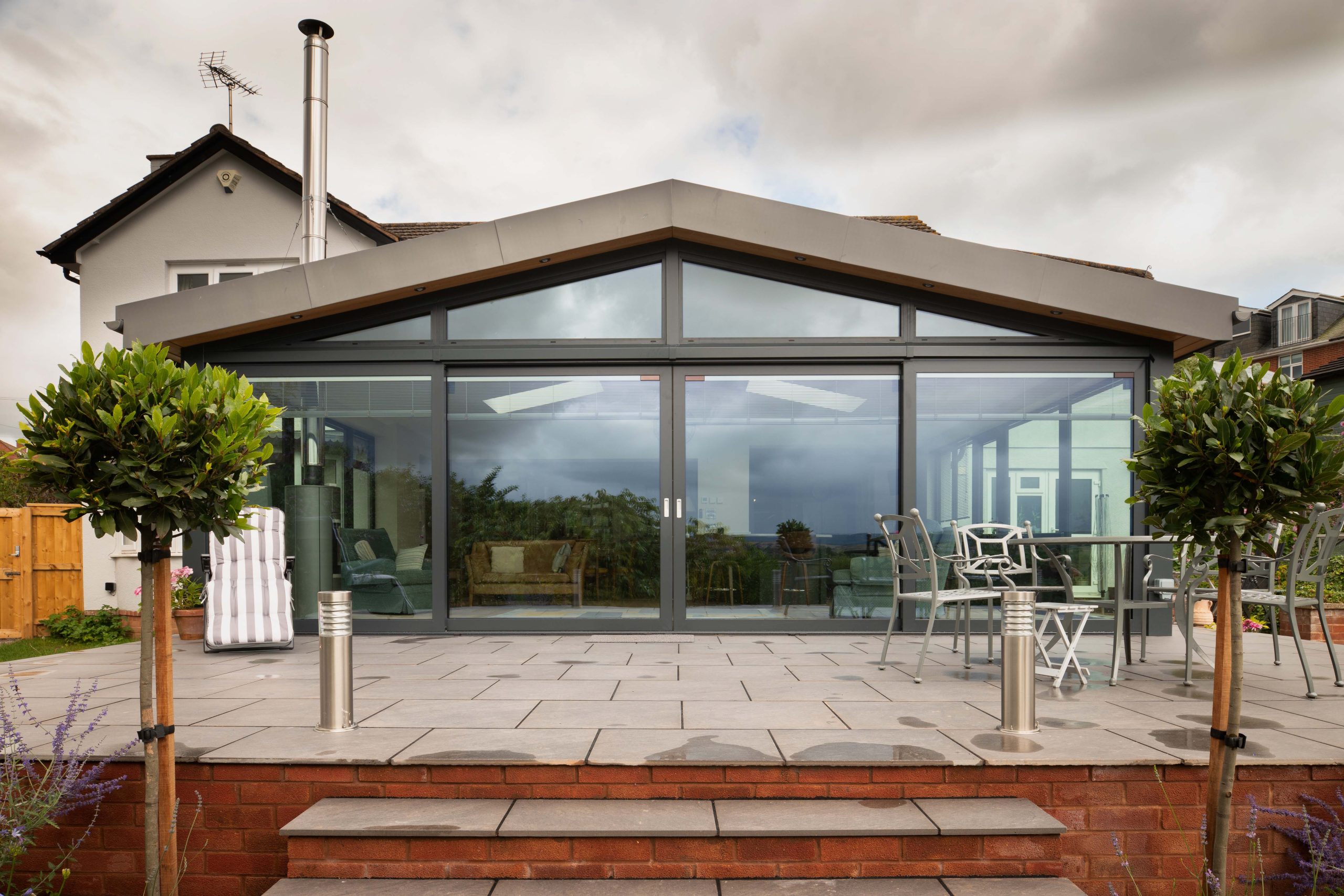 Contemporary extension with Reynaers CP 130 LS sliding doors and SL 68 slim line windows in anthracite grey